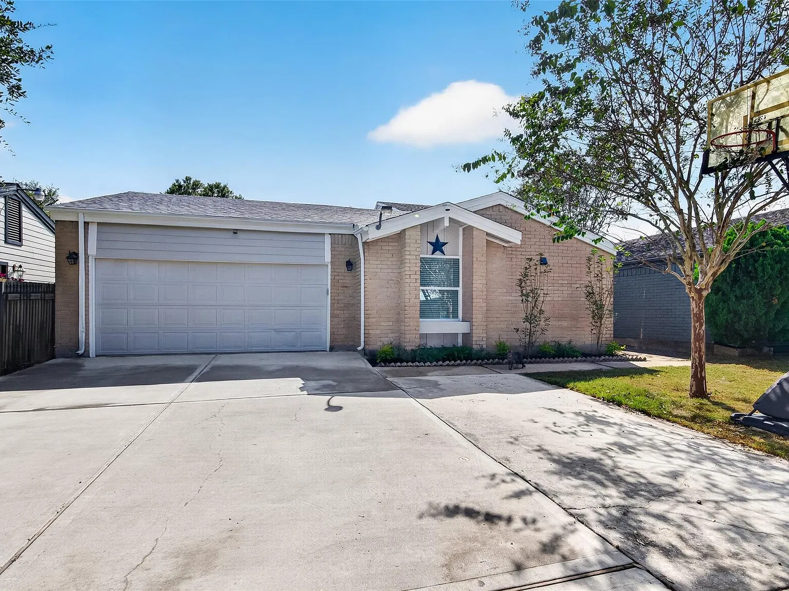 3 bed, 2.0 bath, 2223 sqft, $2,200 — Photo 2