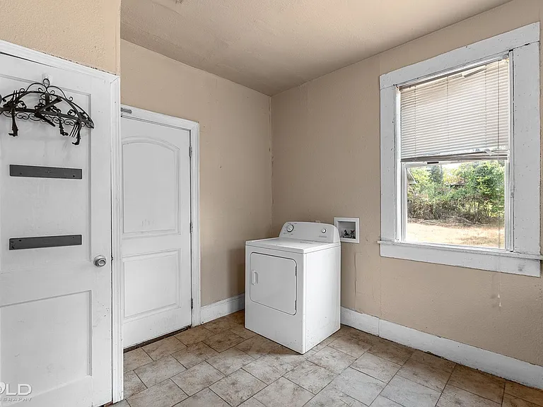 315 Robinson Pl — Photo 9