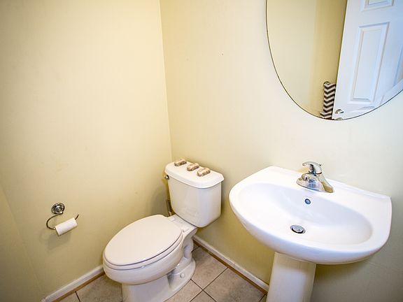 3rd image of 1006 Christiana Cir