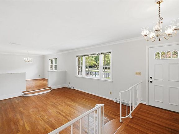 5th image of 2425 Inlynnview Rd