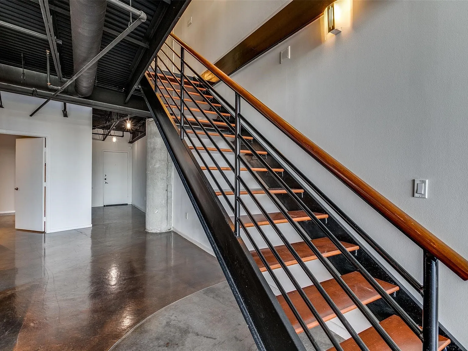 2 bed, 2.0 bath, 2405 sqft, $4,650 — Photo 4