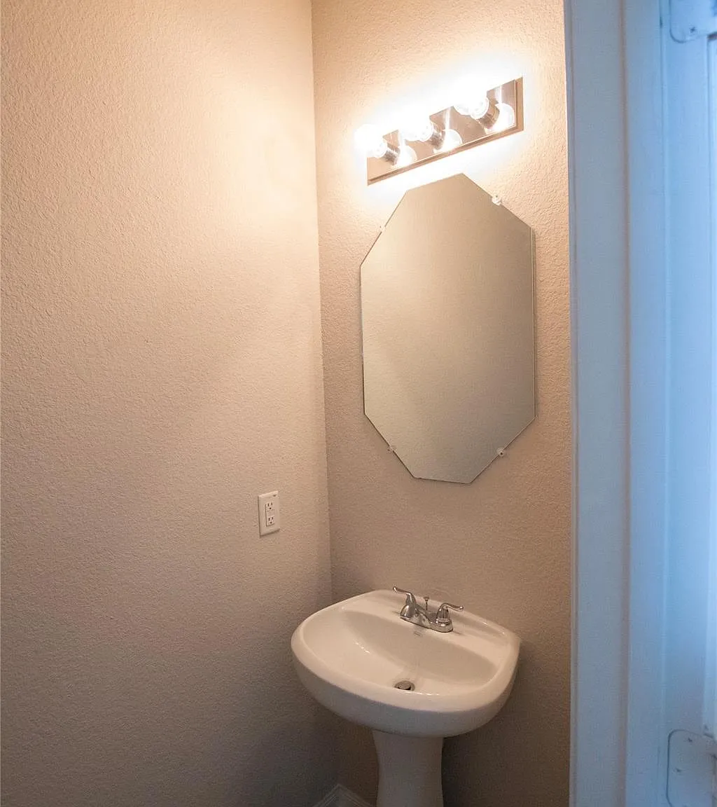 4 bed, 2.5 bath, 2071 sqft, $2,400 — Photo 4