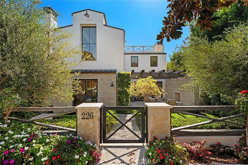 5 bed, 5.5 bath, 4650 sqft, $30,000 — Photo 1