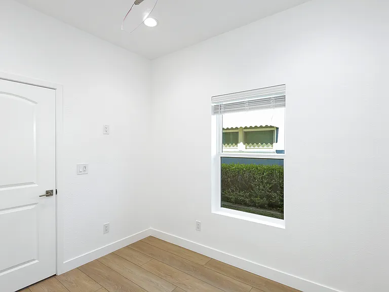 938 W Acacia Ave — Photo 6