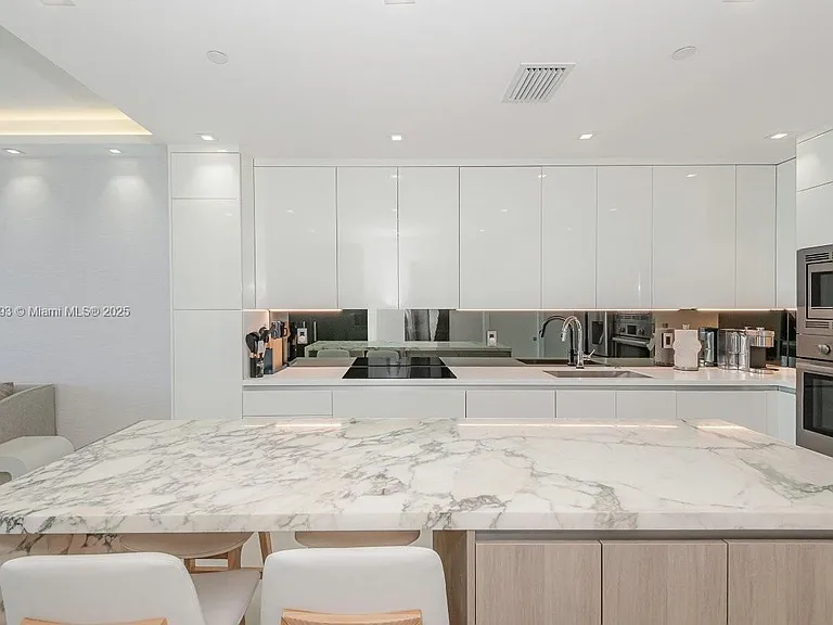 2301 Collins Ave #20 — Photo 9