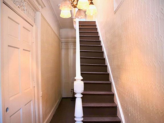 5th image of 372 Douglass St #2