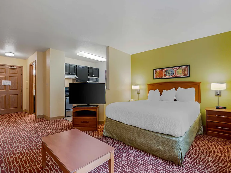 Deluxe Studio - 1 Queen Bed