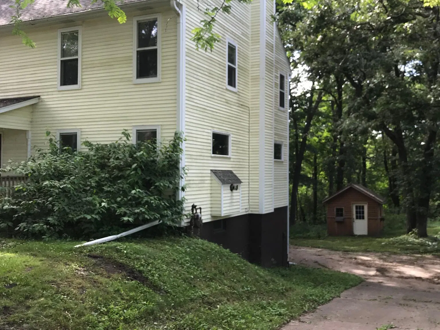 4 bed, 2.5 bath, 4000 sqft, $3,000 — Photo 3