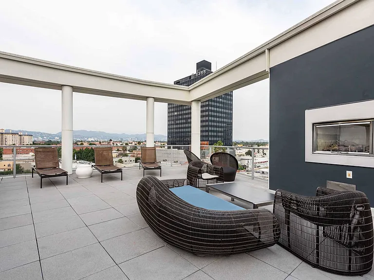 Desmond at Wilshire — Photo 30