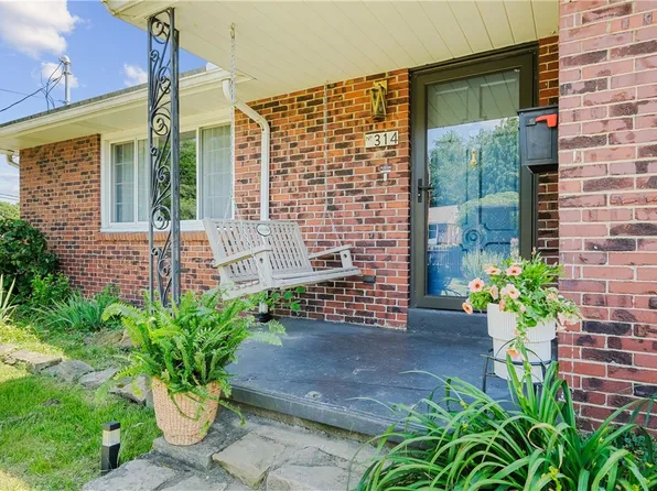 314 Eisenhower Dr, Natrona Heights, PA 15065