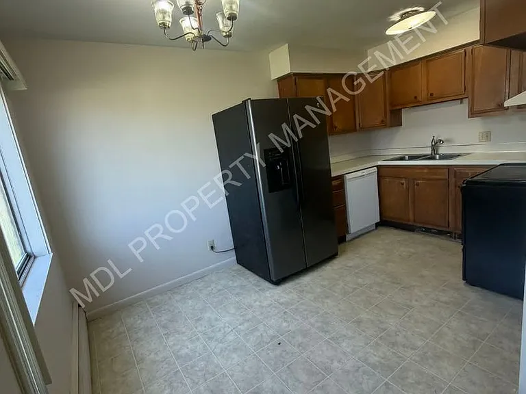 2225 Weiss — Photo 5
