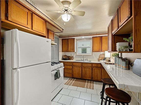 4th image of 1236 Hilton Ave