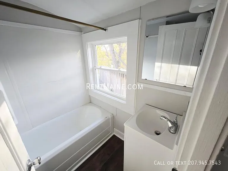 402-404 Hammond St #3 — Photo 6