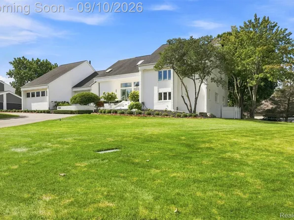 3802 Columbia Dr, Bloomfield Hills, MI 48302