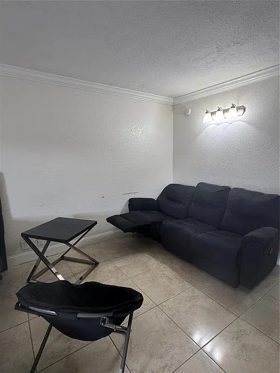 1 bed, 1.0 bath, 300 sqft, $900 — Photo 2