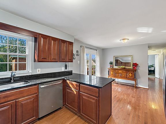3rd image of 140 Washington St