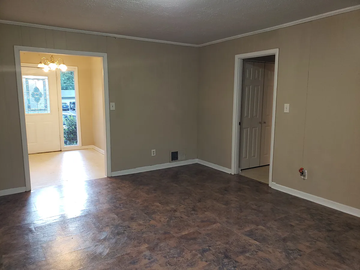 Large foyer and spacious den - 4108 Moore Rd