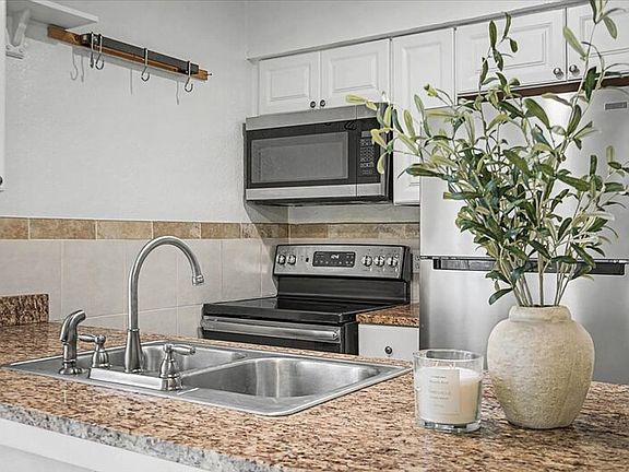 4th image of 817 Sirocco Dr #A