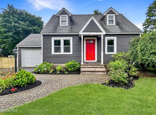 10 Saratoga Dr, Glenville, NY 12302