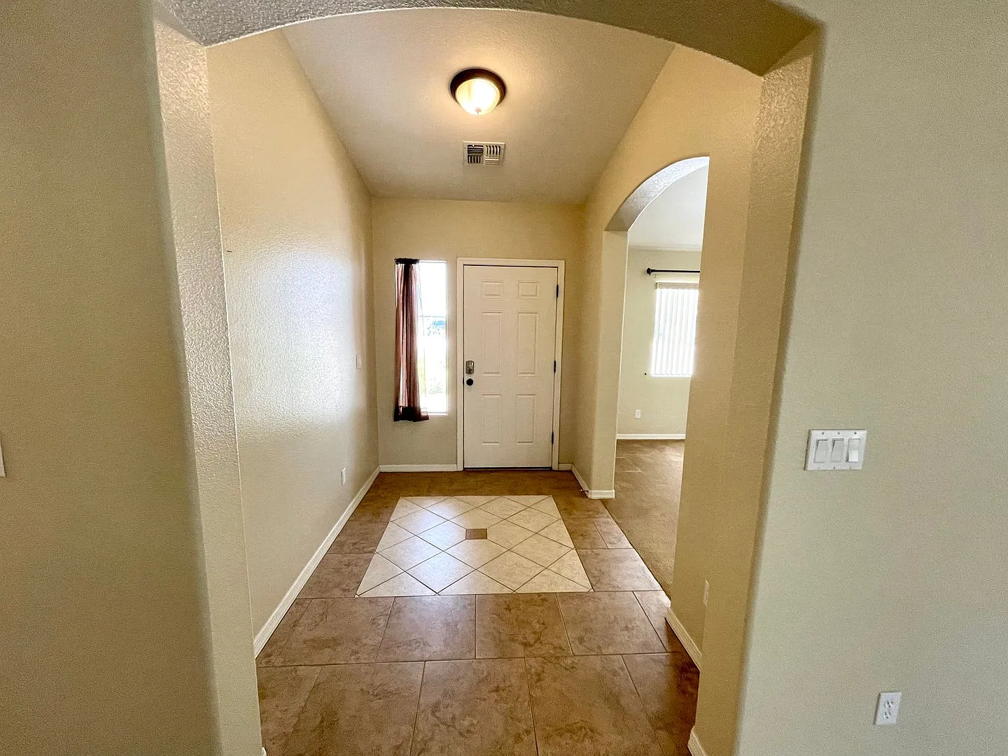 Beautiful 3 Bedroom Home In Cul de Sac! *Home Is Currently Occupied, Please Do Not Disturb The Te... — Photo 2
