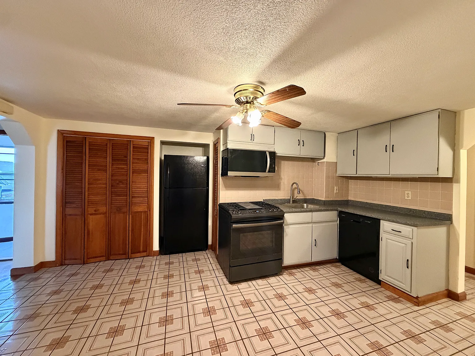 3 bed, 1200 sqft, $2,975 — Photo 1