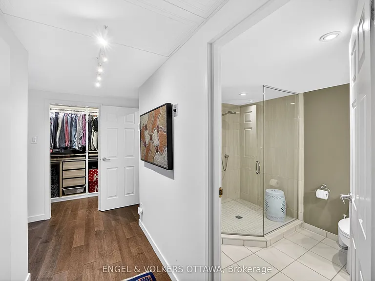 160 George St #2404 — Photo 35