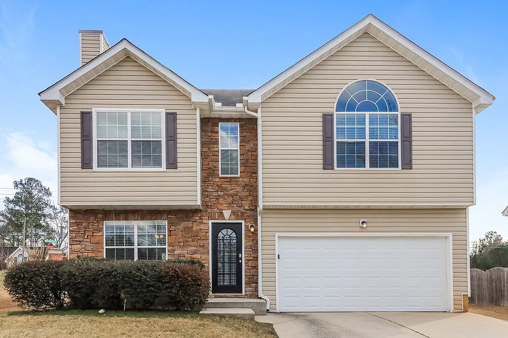 4 bed, 3.0 bath, 2077 sqft, $2,220 — Photo 1