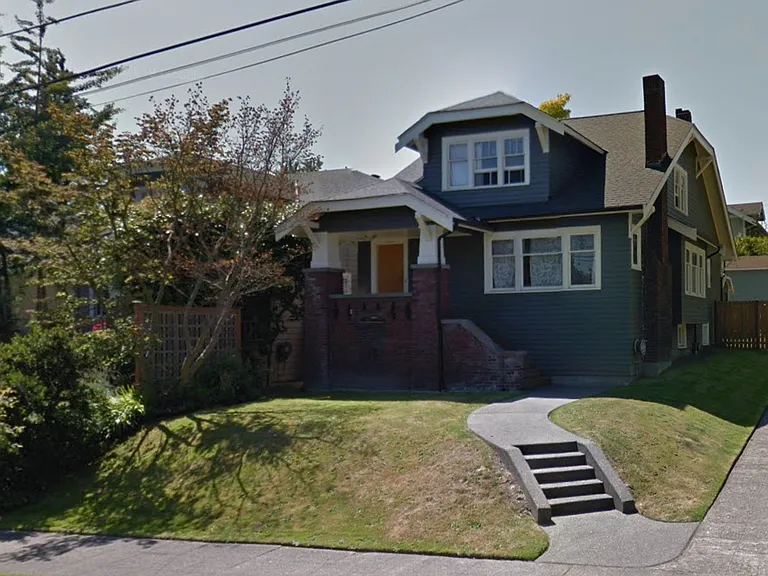 House exterior (front yard for tenant use)