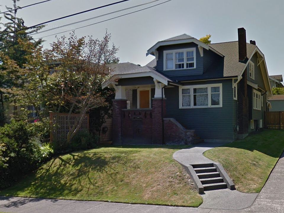 House exterior (front yard for tenant use)