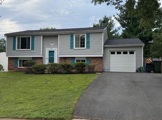 3012 Summershade Ct, Herndon, VA 20171