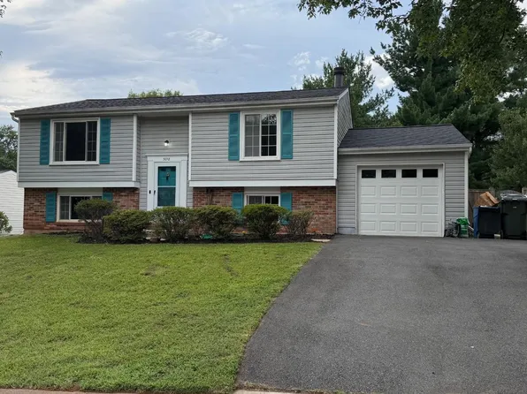 3012 Summershade Ct, Herndon, VA 20171