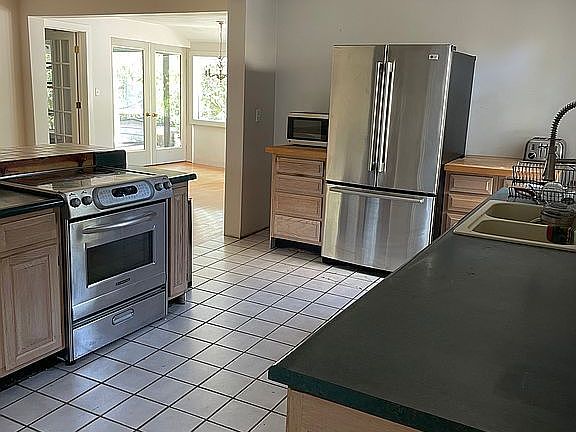 4th image of 803 E Mitchell St