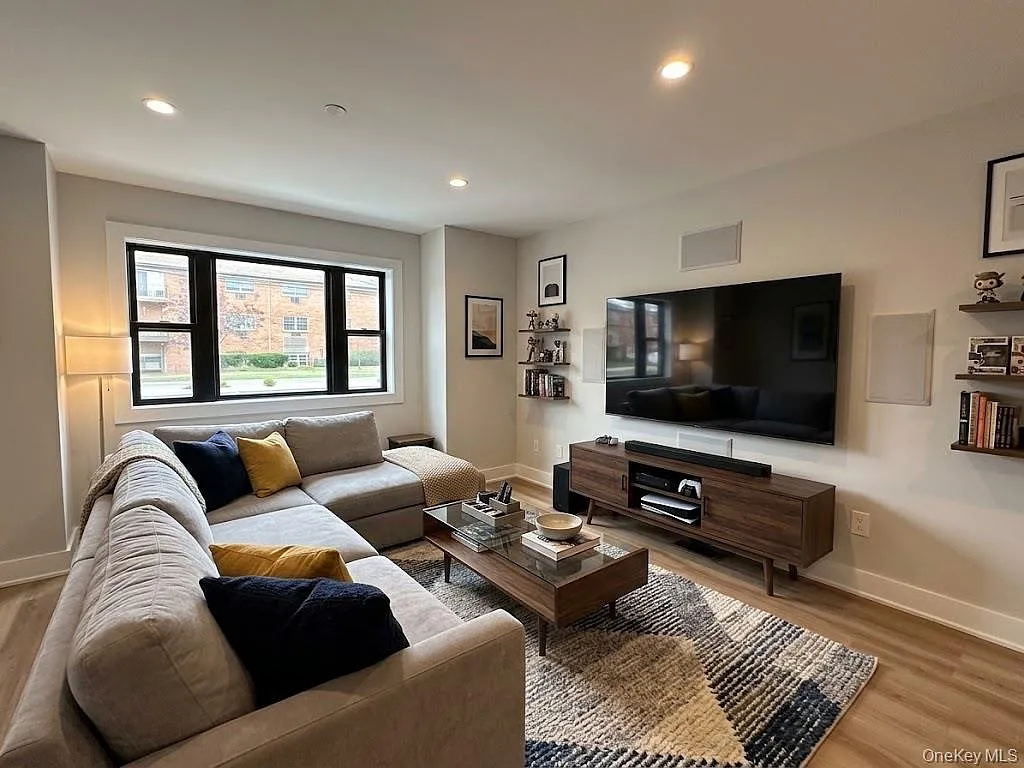 2 bed, 2.0 bath, 900 sqft, $4,500 — Photo 3