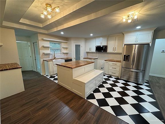 5th image of 405 E 4th St