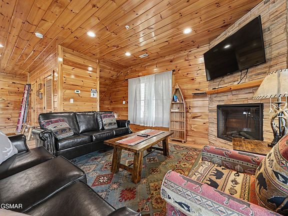 3rd image of 780 Mountain Stream Way