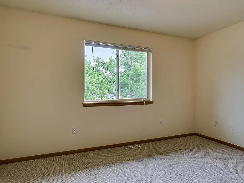 6 bed, 1800 sqft, $1,800 — Photo 4