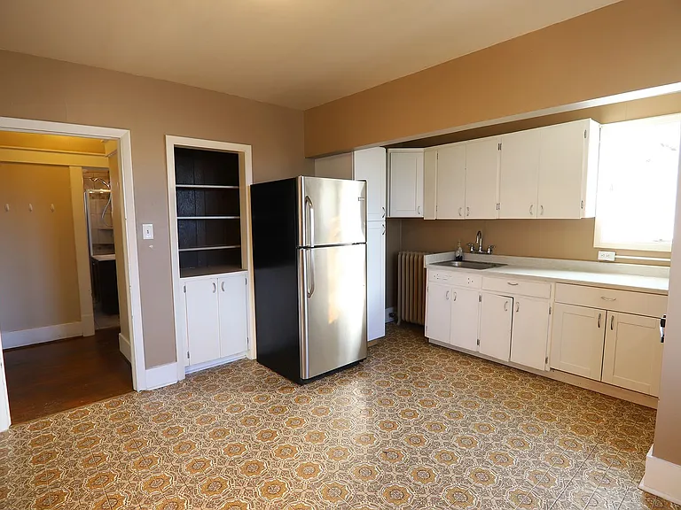 443 Gladstone St — Photo 14