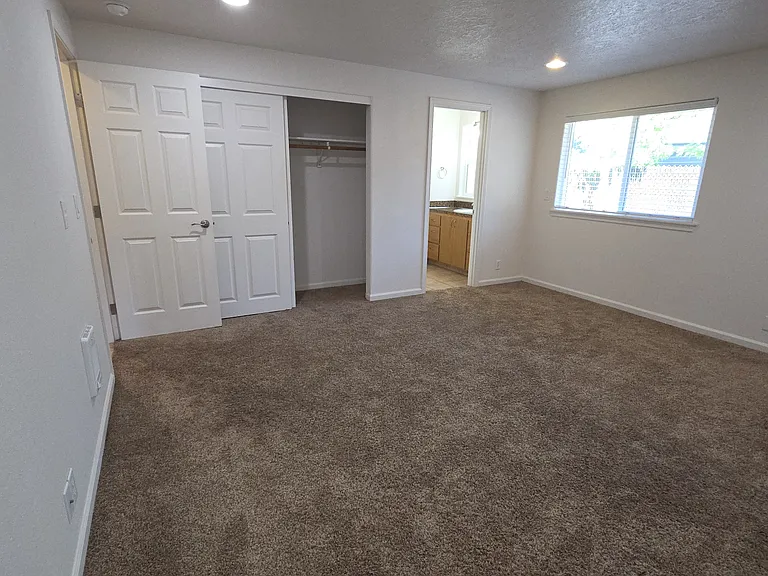 1585 Distinctive Ct S #1585 — Photo 8