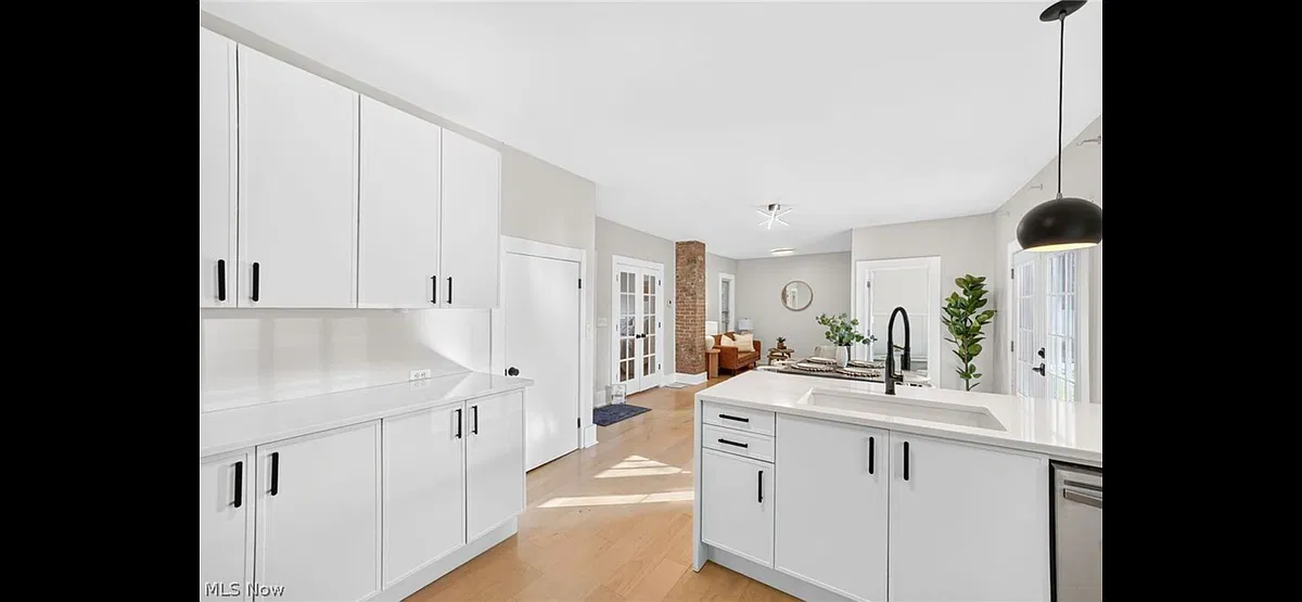 Enjoy all the modern amenities in this beautifully redone Ohio City classic free standing single family home. — photo 2