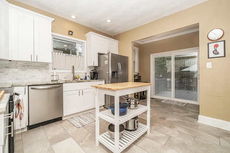 4 bed, 2.5 bath, 2256 sqft, $2,700 — Photo 4