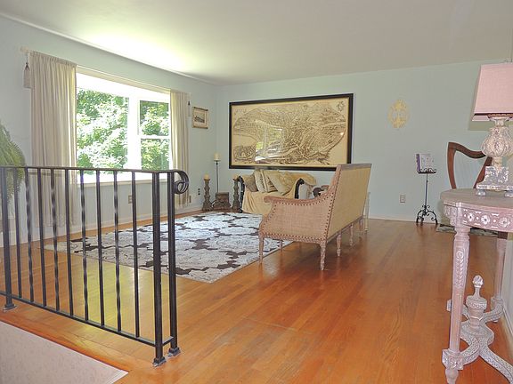 3rd image of 7079 Lakeview Dr