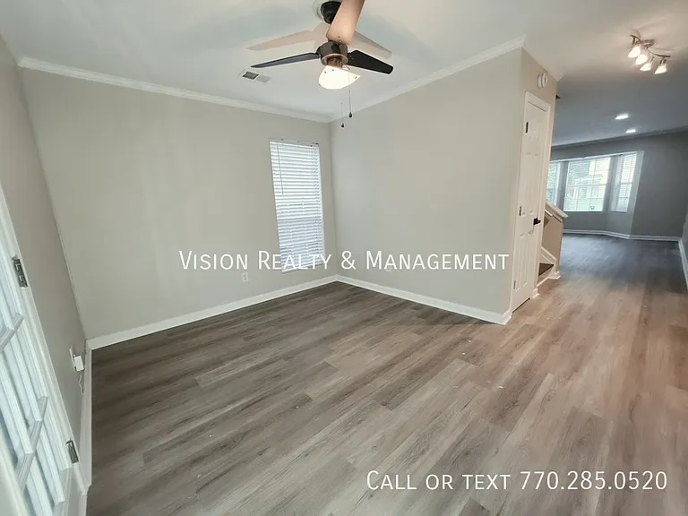 5025 Brittany Dr — Photo 16