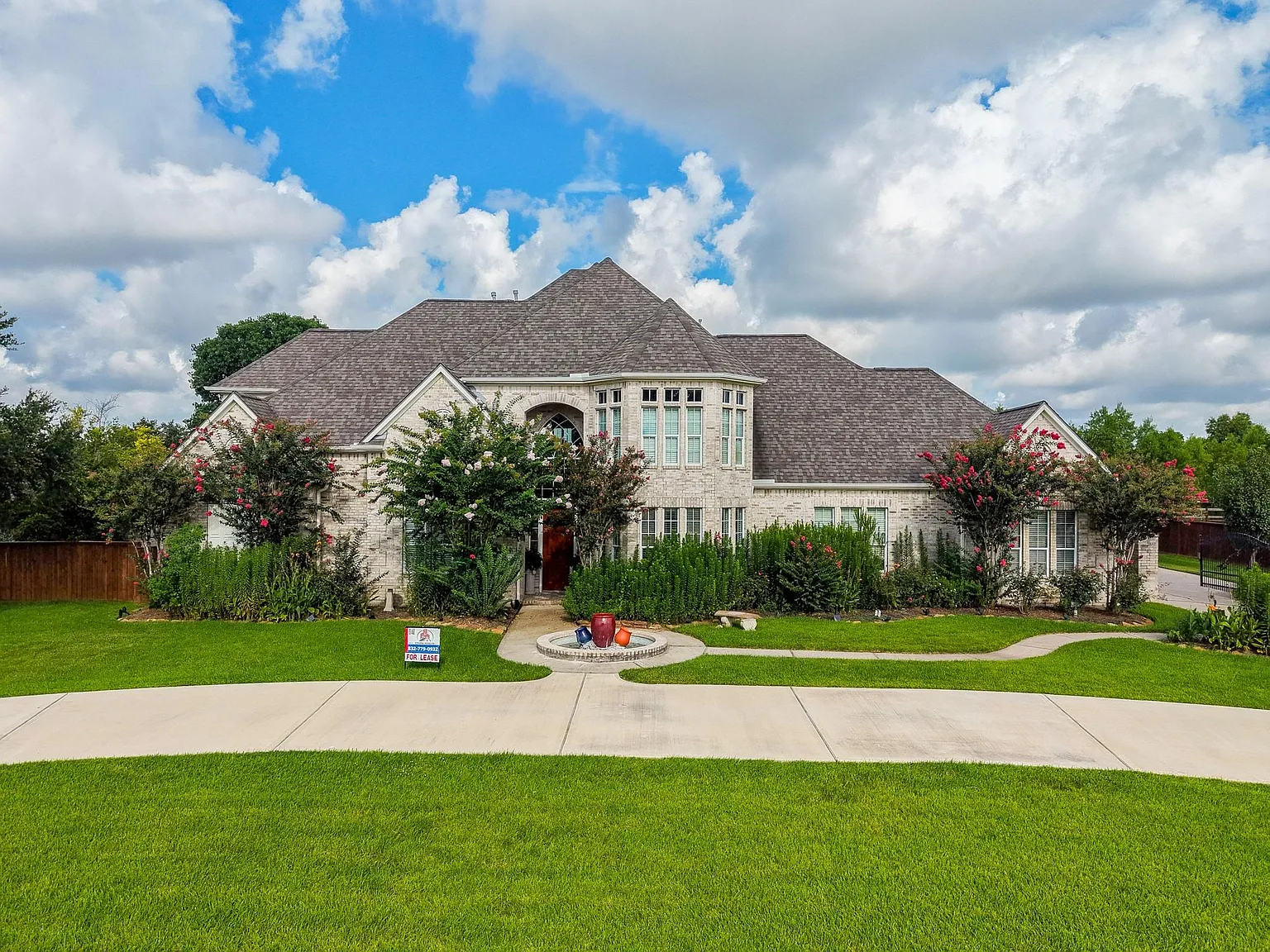 5 bed, 4.5 bath, 4152 sqft, $4,500 — Photo 2