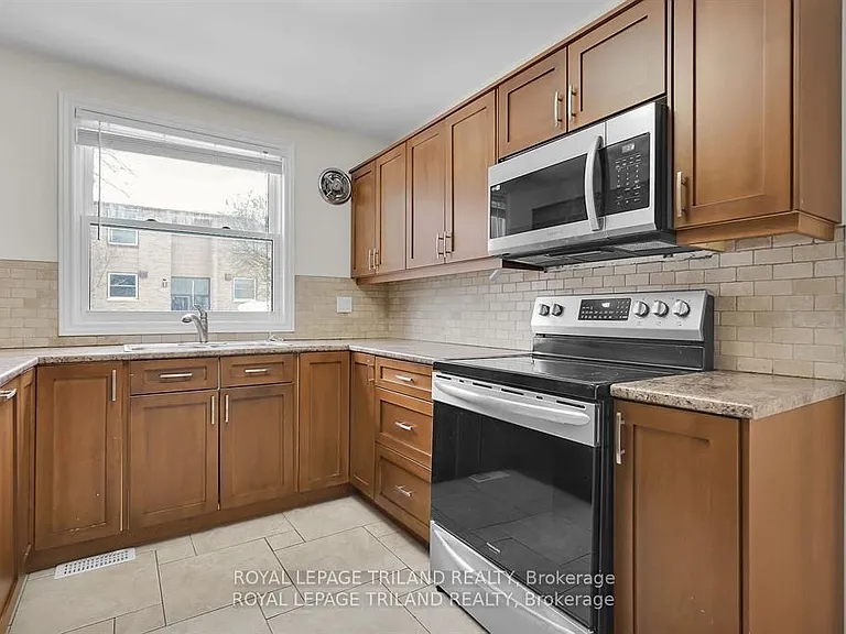 624 Wonderland Rd N — Photo 4