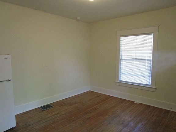 4th image of 113 Willis Ave