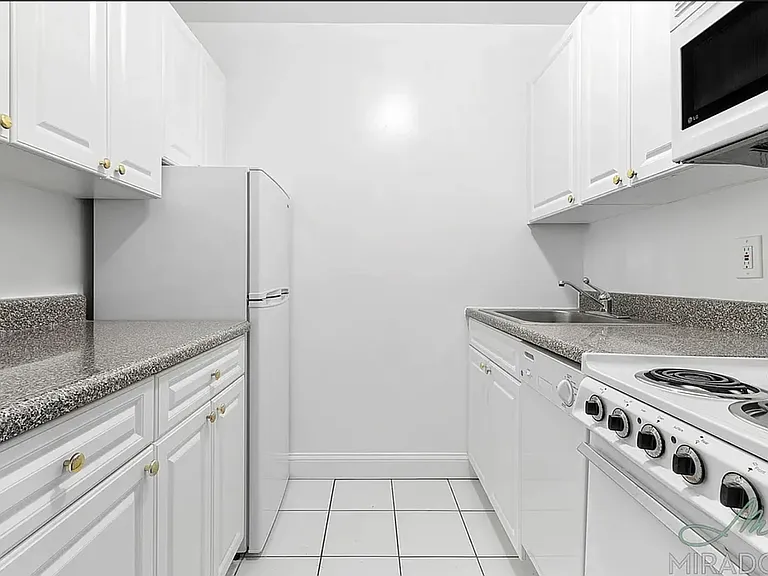 132 E 45th St #10A — Photo 4