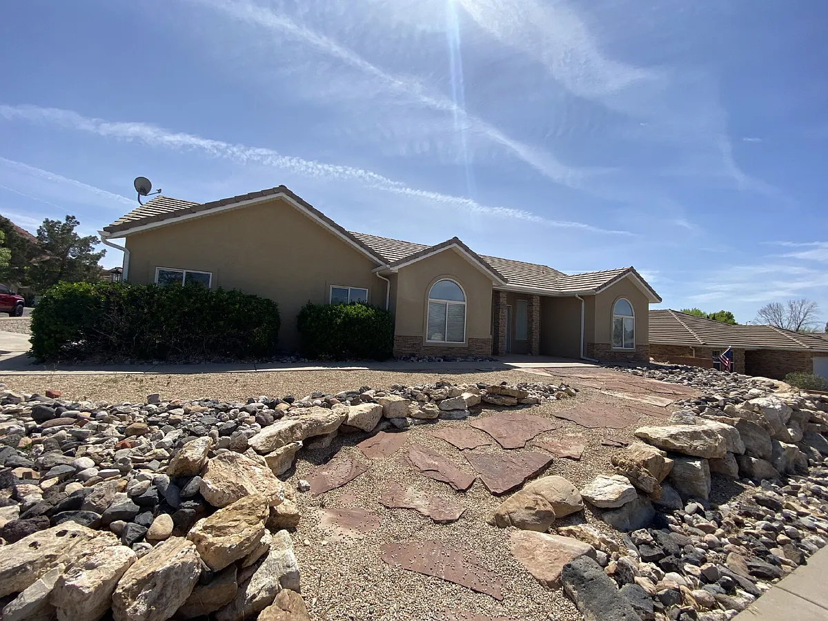 Building Photo - 706 E Red Sands Dr