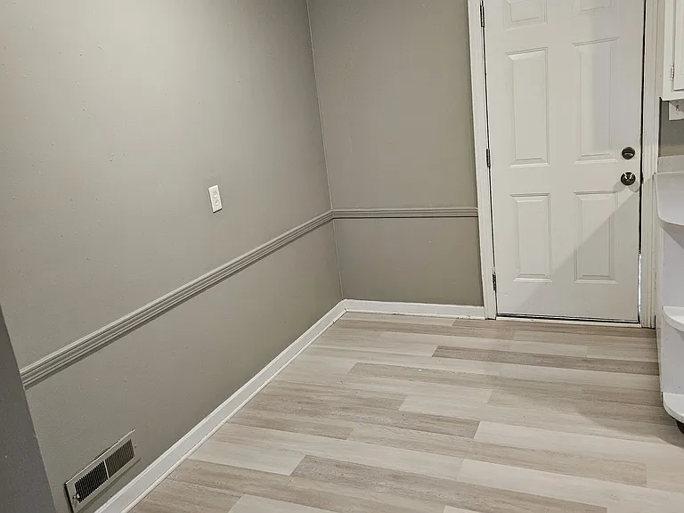 908 Charles Ct — Photo 9