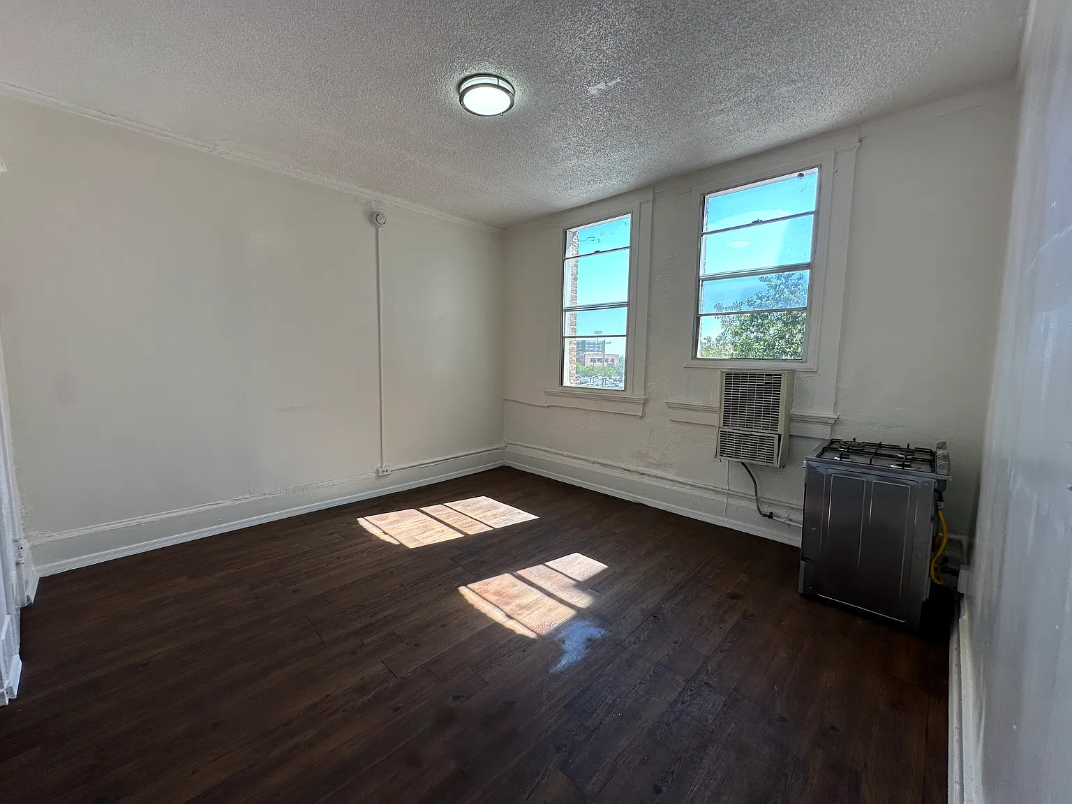 1310 S Kenmore Ave — Photo 1