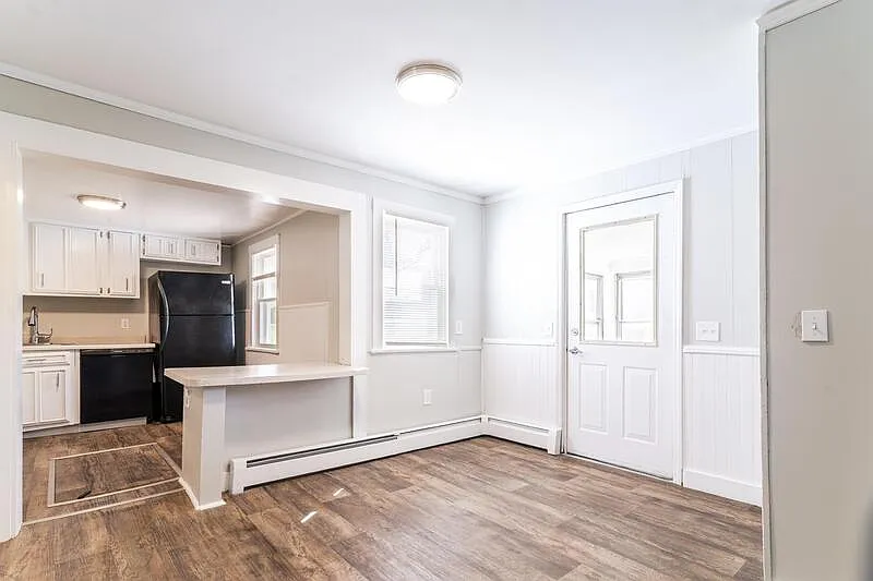 3 bed, 1.0 bath, 1200 sqft, $1,850 — Photo 4